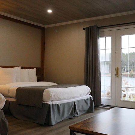 Algonquin Lakeside Inn Dwight Екстер'єр фото