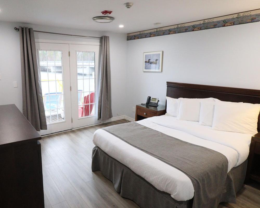Algonquin Lakeside Inn Dwight Екстер'єр фото