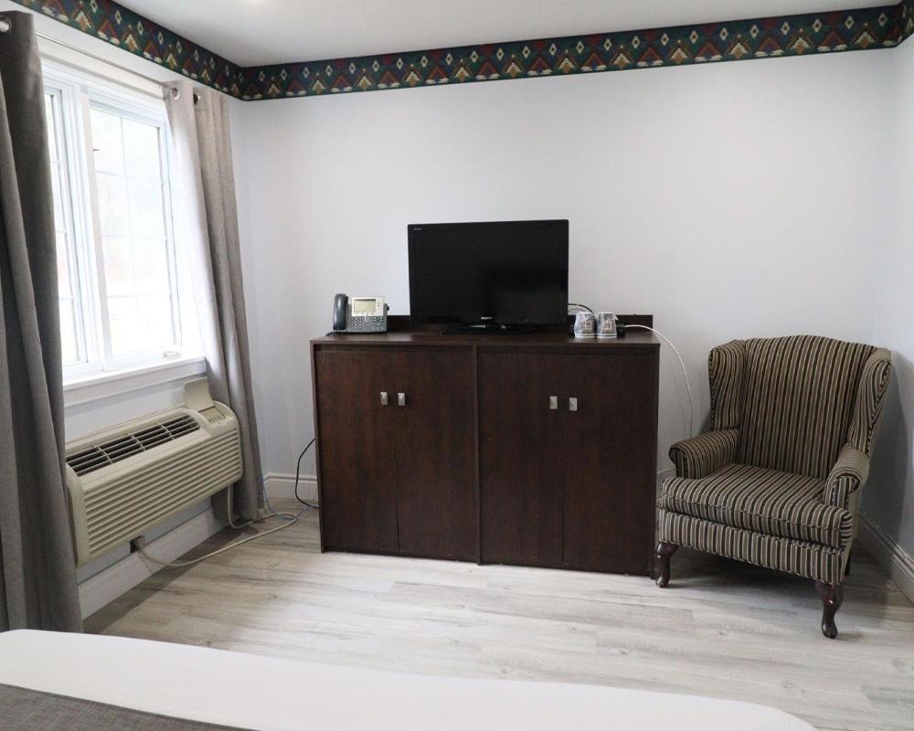 Algonquin Lakeside Inn Dwight Екстер'єр фото