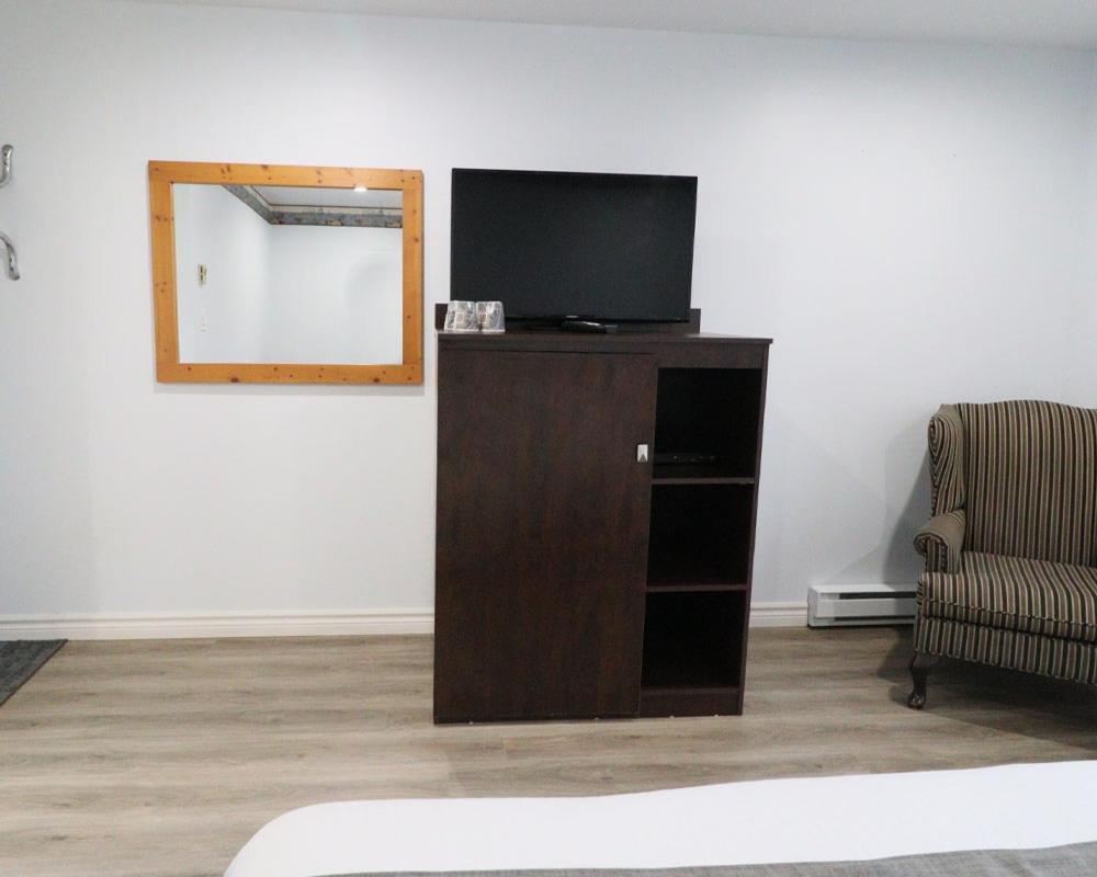 Algonquin Lakeside Inn Dwight Екстер'єр фото