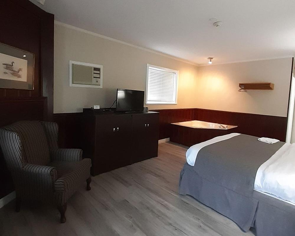 Algonquin Lakeside Inn Dwight Екстер'єр фото