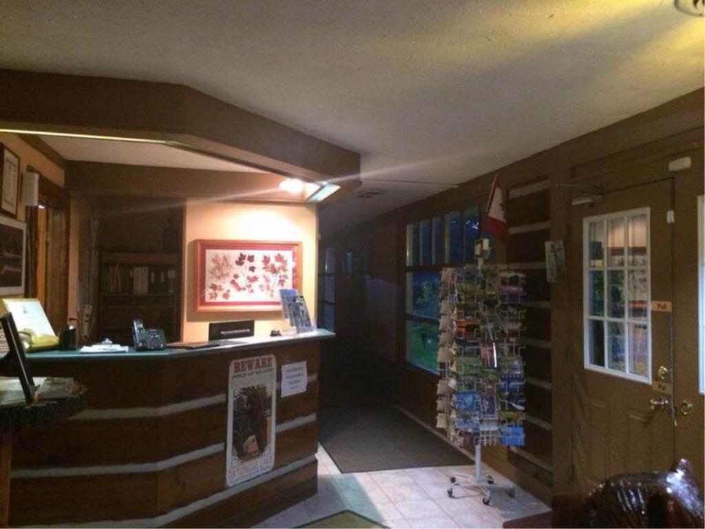 Algonquin Lakeside Inn Dwight Екстер'єр фото