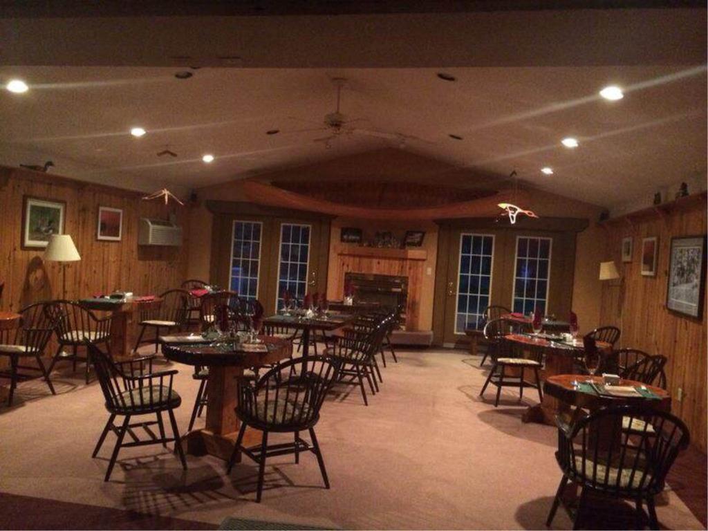 Algonquin Lakeside Inn Dwight Екстер'єр фото