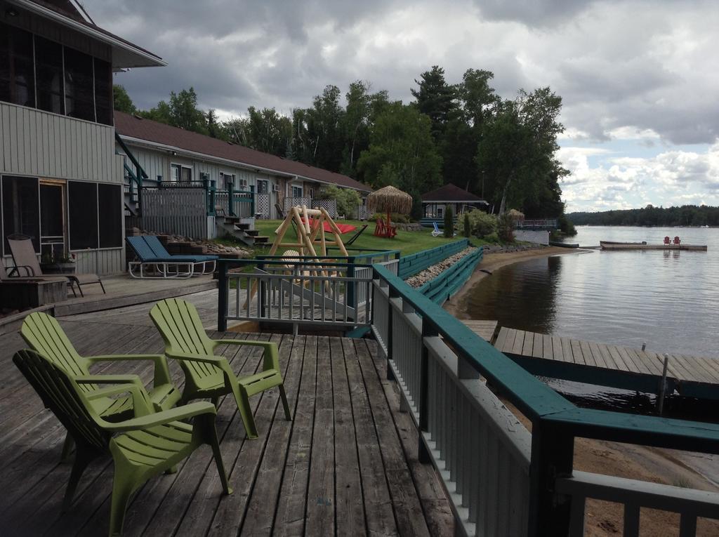Algonquin Lakeside Inn Dwight Екстер'єр фото