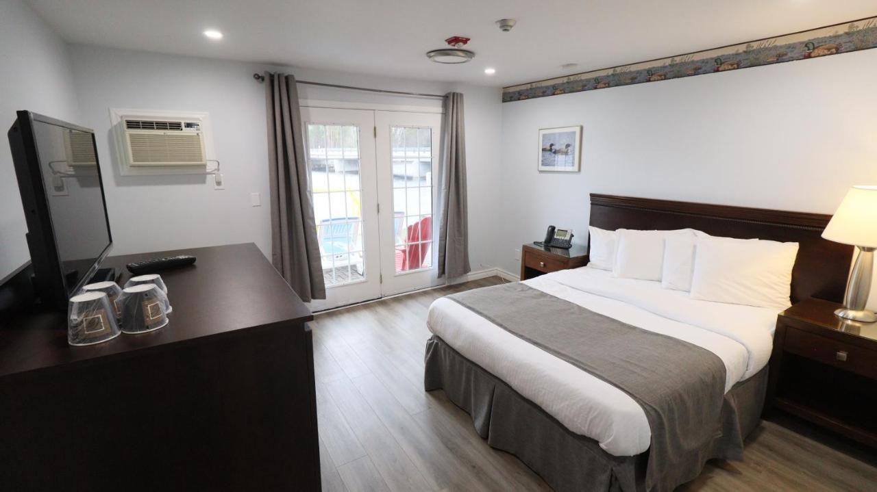 Algonquin Lakeside Inn Dwight Екстер'єр фото