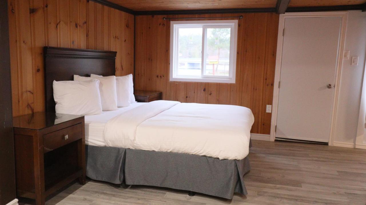 Algonquin Lakeside Inn Dwight Екстер'єр фото