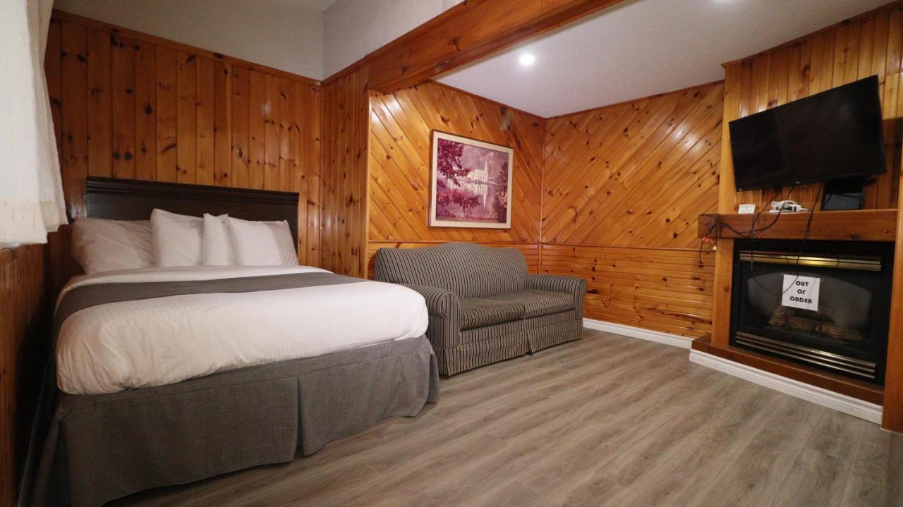 Algonquin Lakeside Inn Dwight Екстер'єр фото