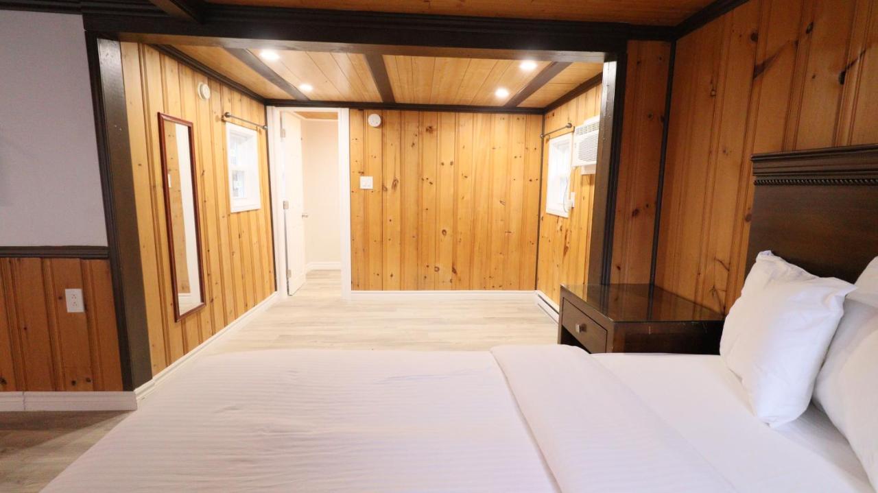 Algonquin Lakeside Inn Dwight Екстер'єр фото
