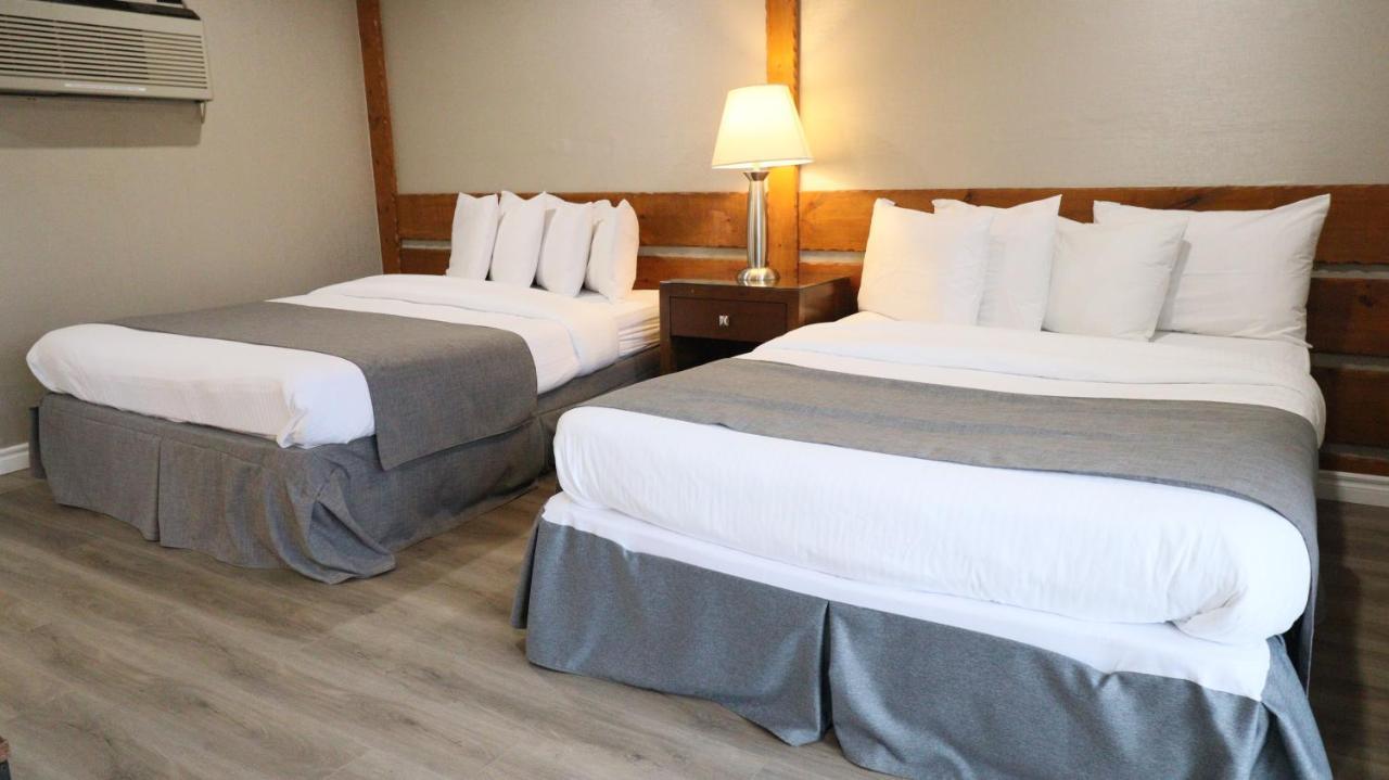 Algonquin Lakeside Inn Dwight Екстер'єр фото