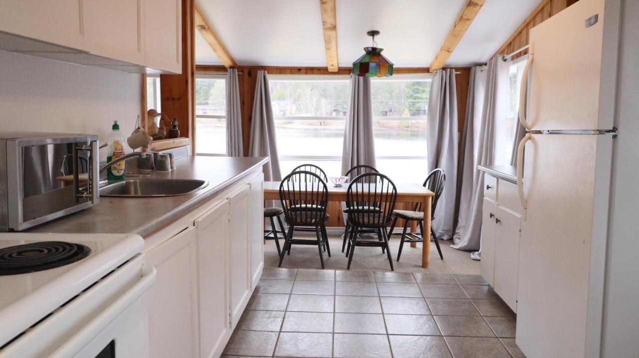 Algonquin Lakeside Inn Dwight Екстер'єр фото