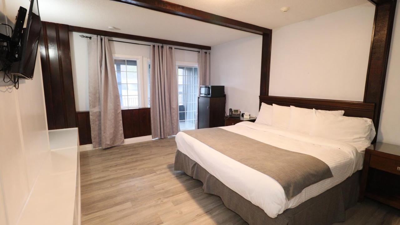 Algonquin Lakeside Inn Dwight Екстер'єр фото
