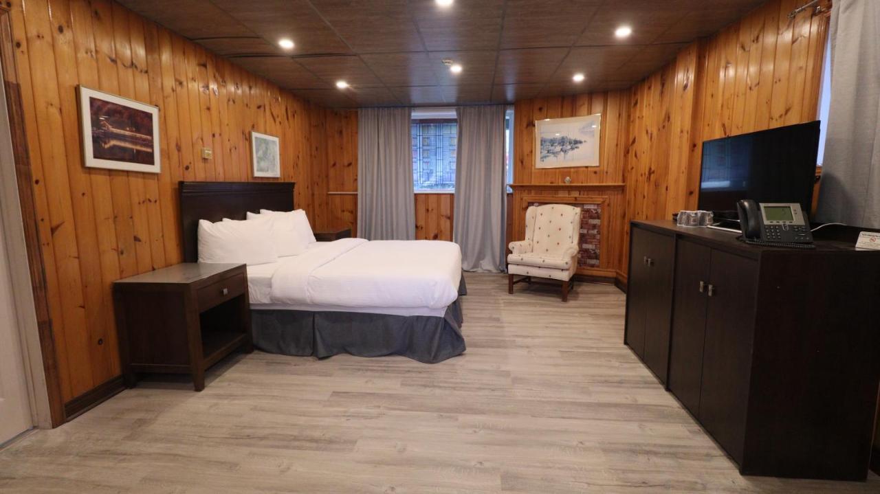 Algonquin Lakeside Inn Dwight Екстер'єр фото