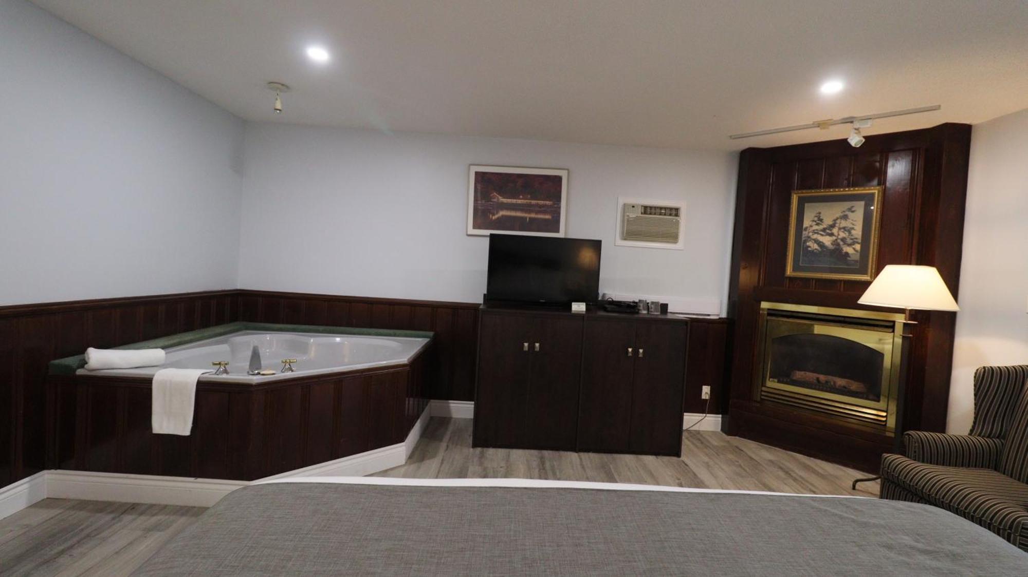 Algonquin Lakeside Inn Dwight Екстер'єр фото