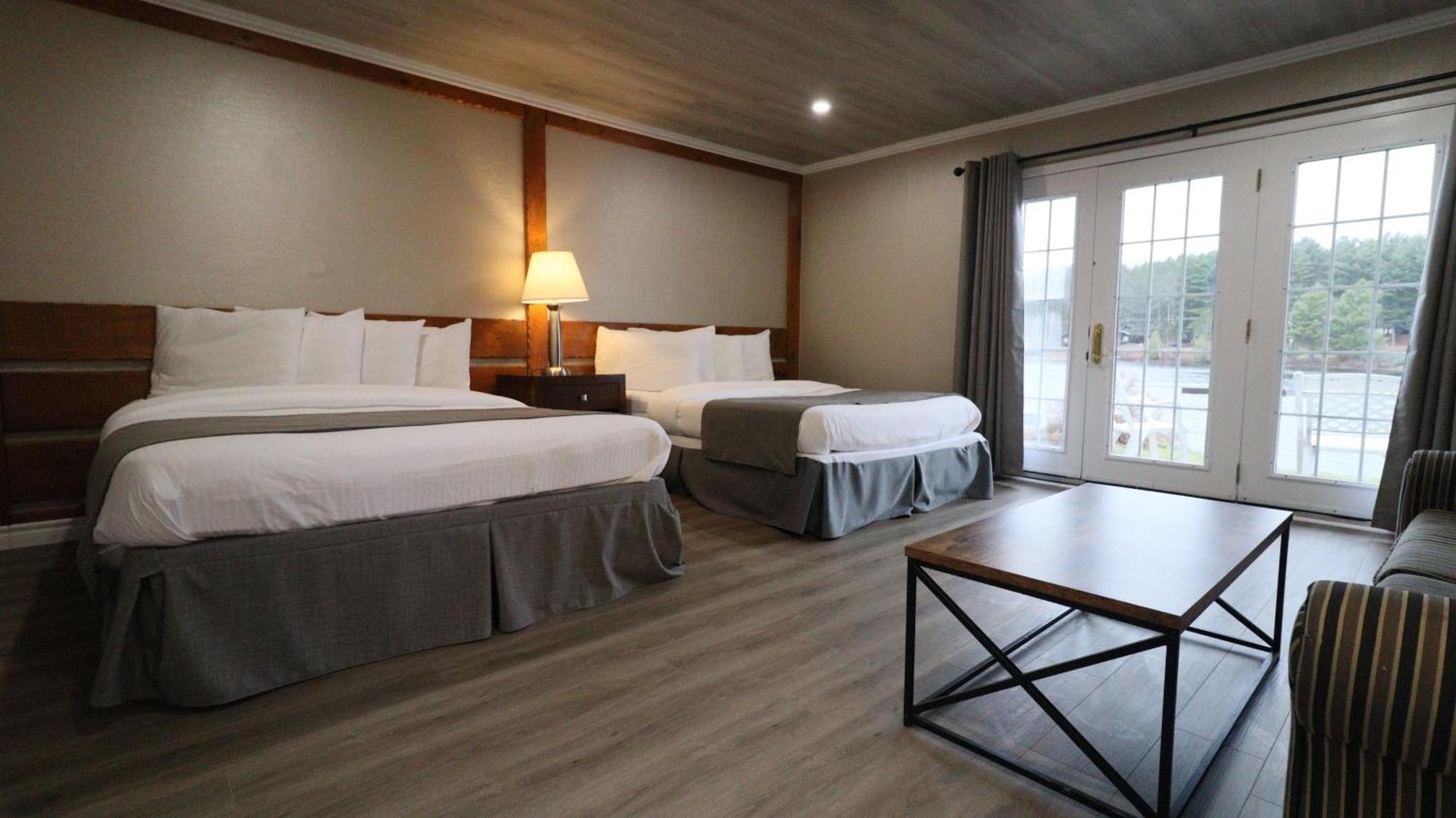 Algonquin Lakeside Inn Dwight Екстер'єр фото
