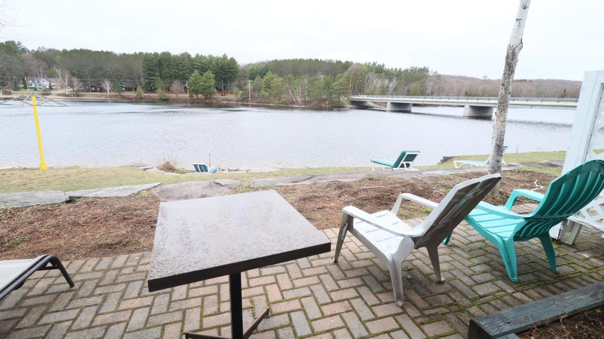 Algonquin Lakeside Inn Dwight Екстер'єр фото