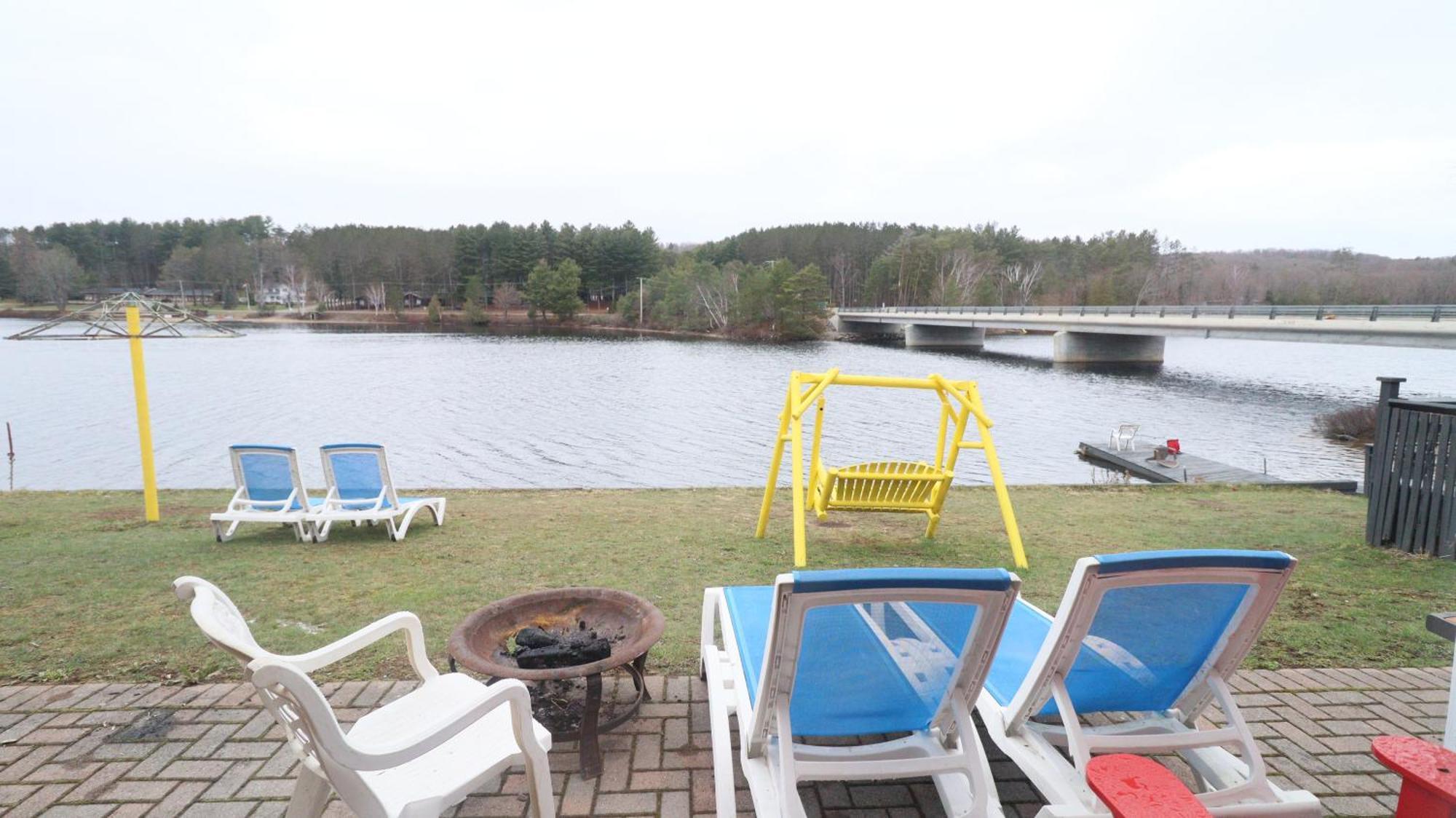 Algonquin Lakeside Inn Dwight Екстер'єр фото