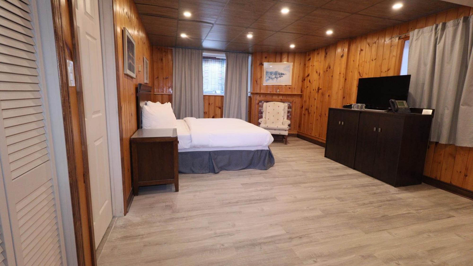 Algonquin Lakeside Inn Dwight Екстер'єр фото