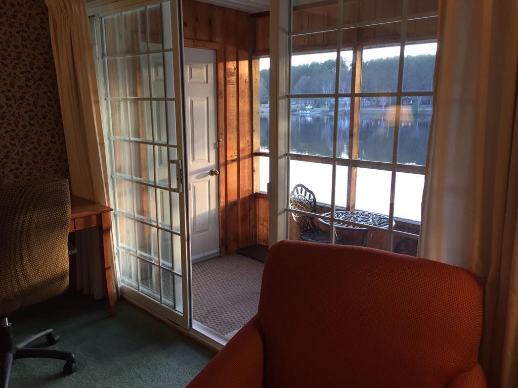 Algonquin Lakeside Inn Dwight Екстер'єр фото