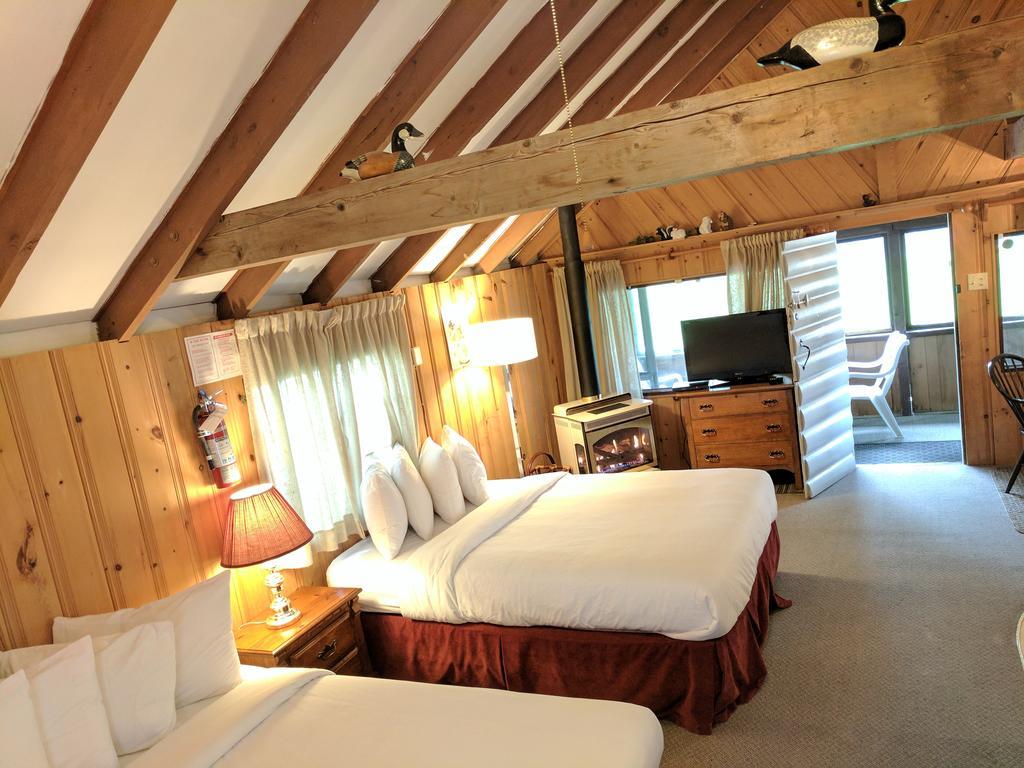 Algonquin Lakeside Inn Dwight Екстер'єр фото
