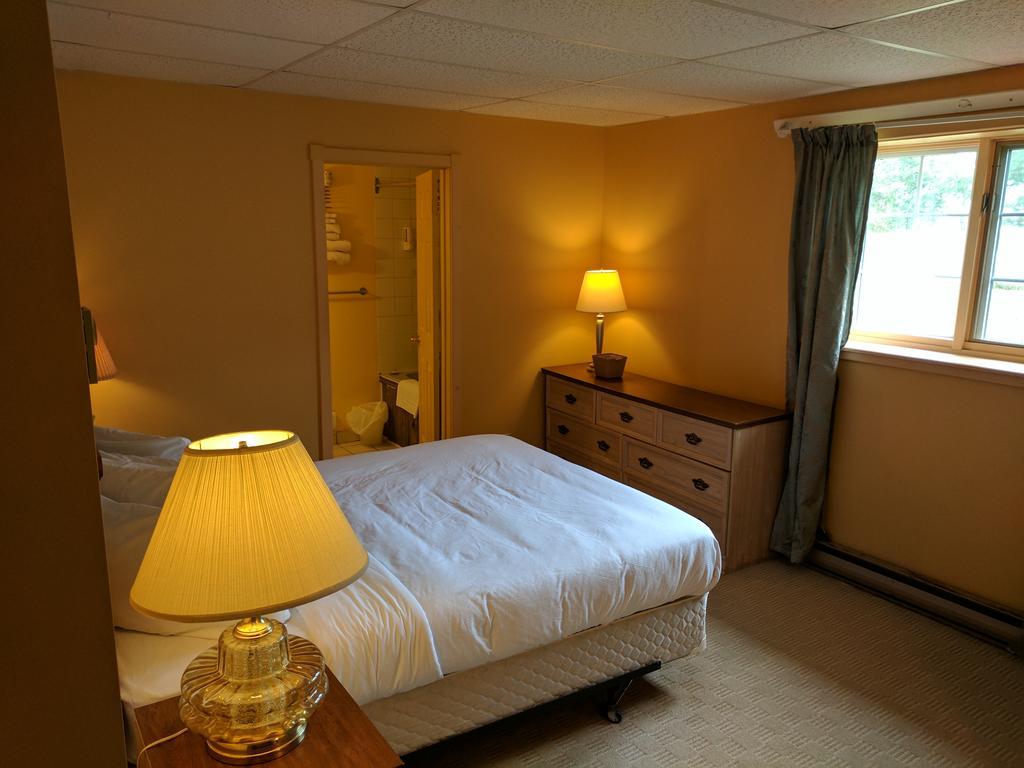 Algonquin Lakeside Inn Dwight Екстер'єр фото