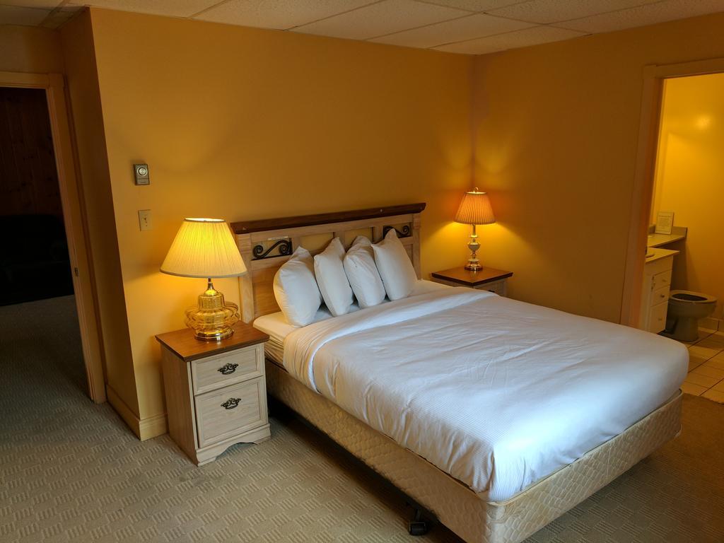 Algonquin Lakeside Inn Dwight Екстер'єр фото