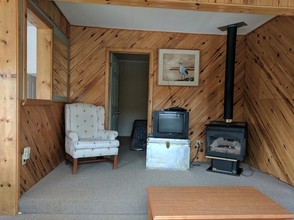 Algonquin Lakeside Inn Dwight Екстер'єр фото