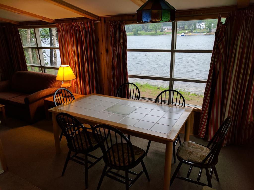 Algonquin Lakeside Inn Dwight Екстер'єр фото