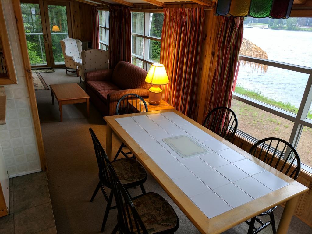 Algonquin Lakeside Inn Dwight Екстер'єр фото