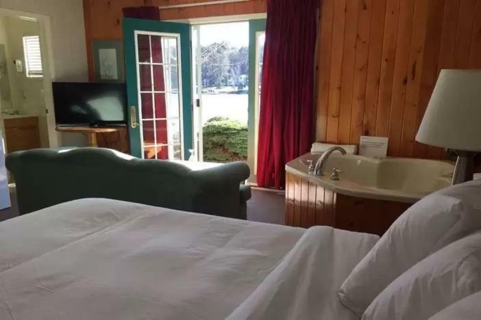 Algonquin Lakeside Inn Dwight Екстер'єр фото
