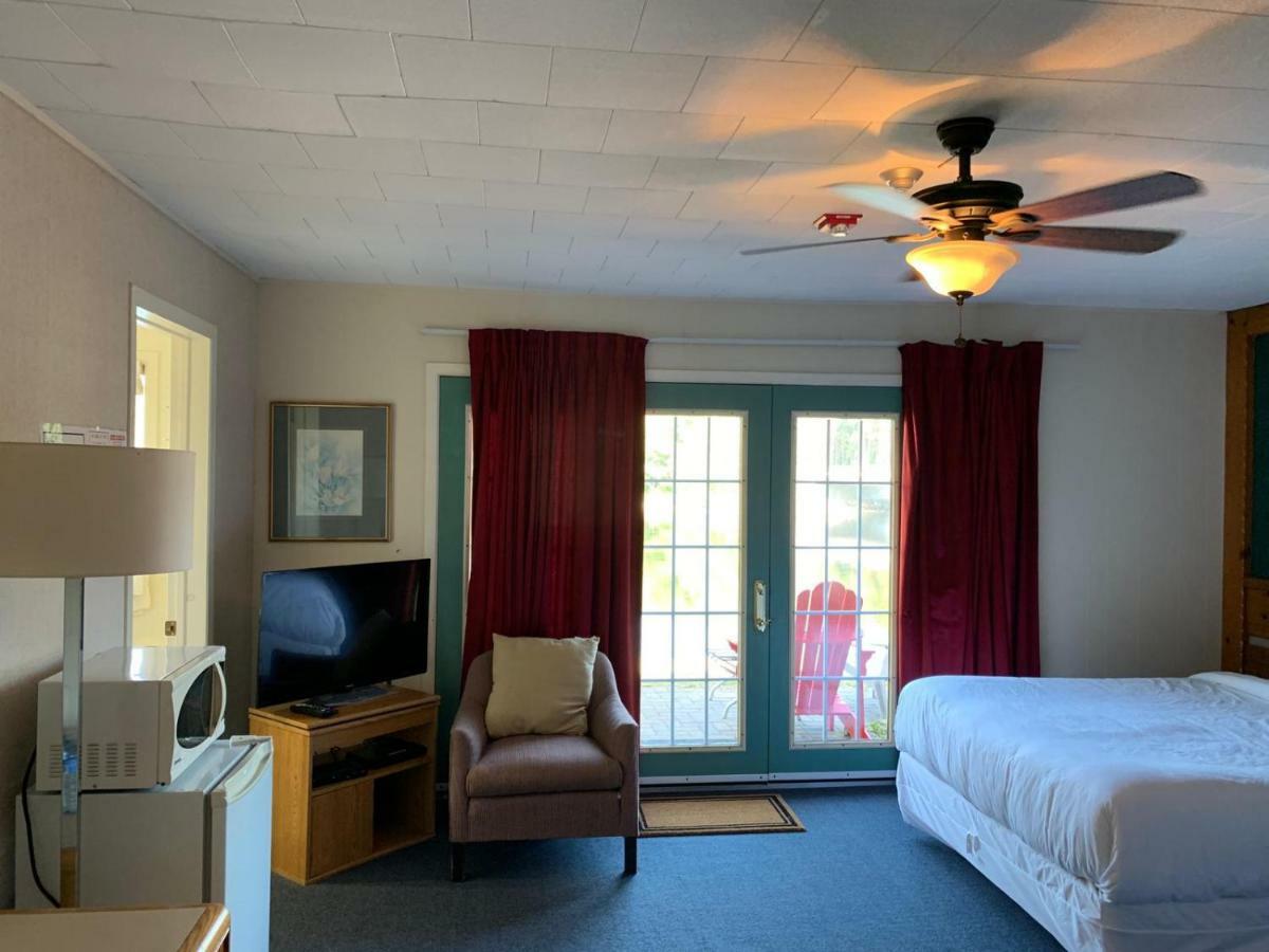 Algonquin Lakeside Inn Dwight Екстер'єр фото