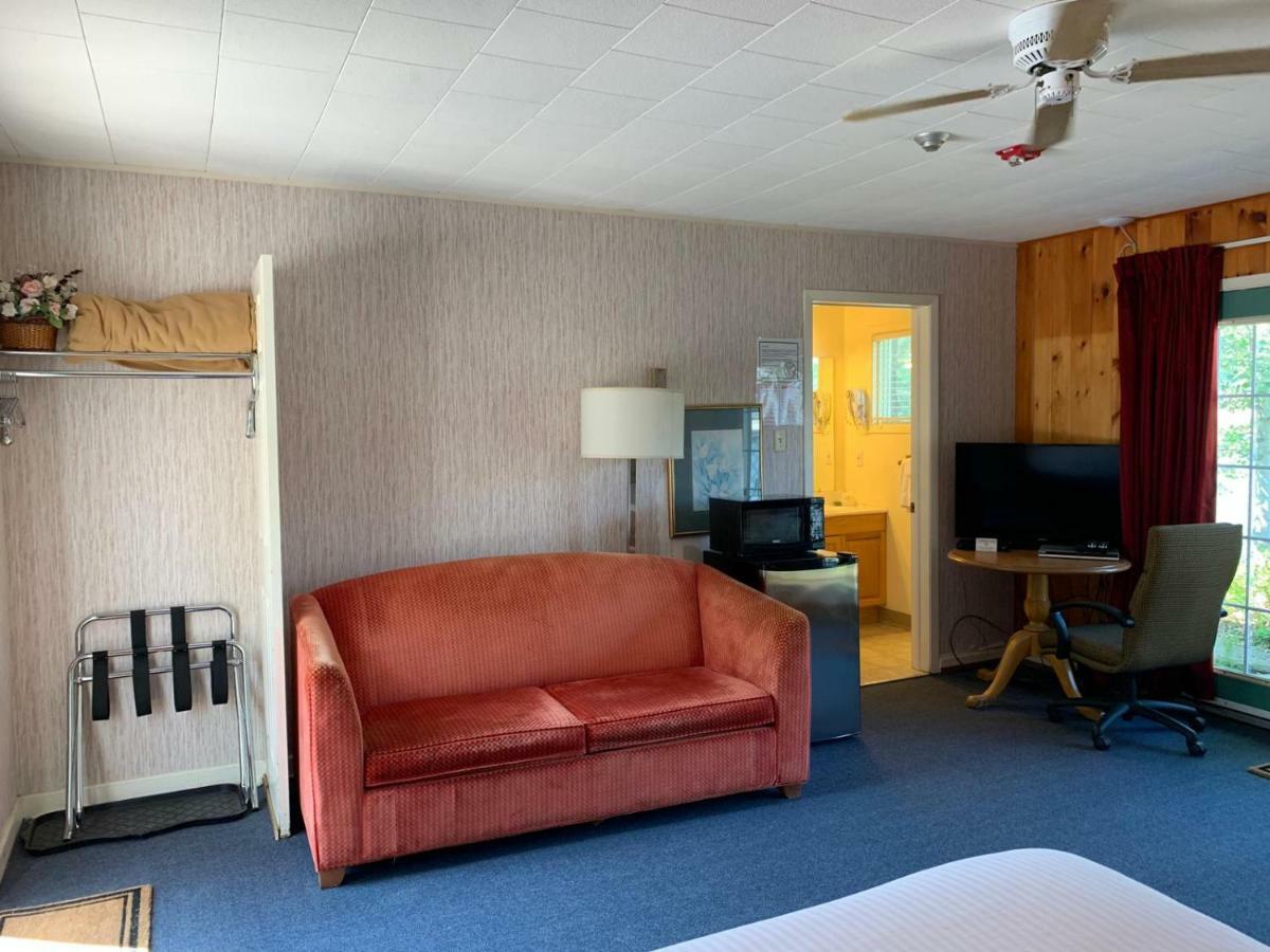 Algonquin Lakeside Inn Dwight Екстер'єр фото