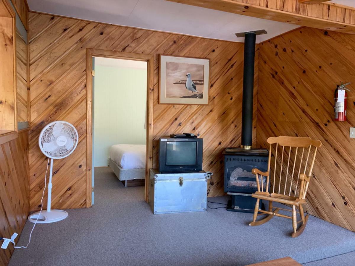 Algonquin Lakeside Inn Dwight Екстер'єр фото