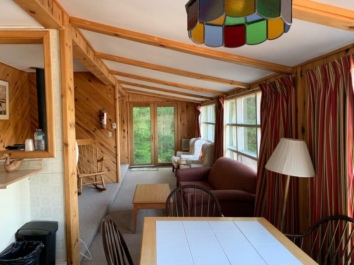 Algonquin Lakeside Inn Dwight Екстер'єр фото