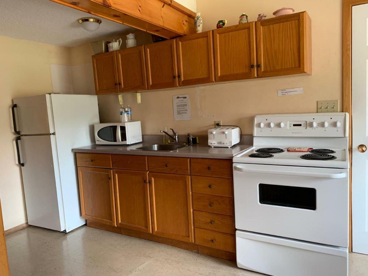 Algonquin Lakeside Inn Dwight Екстер'єр фото