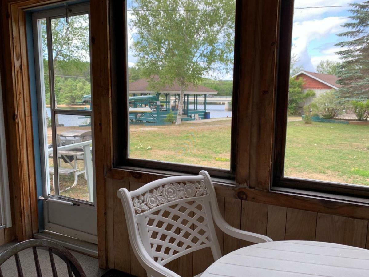 Algonquin Lakeside Inn Dwight Екстер'єр фото