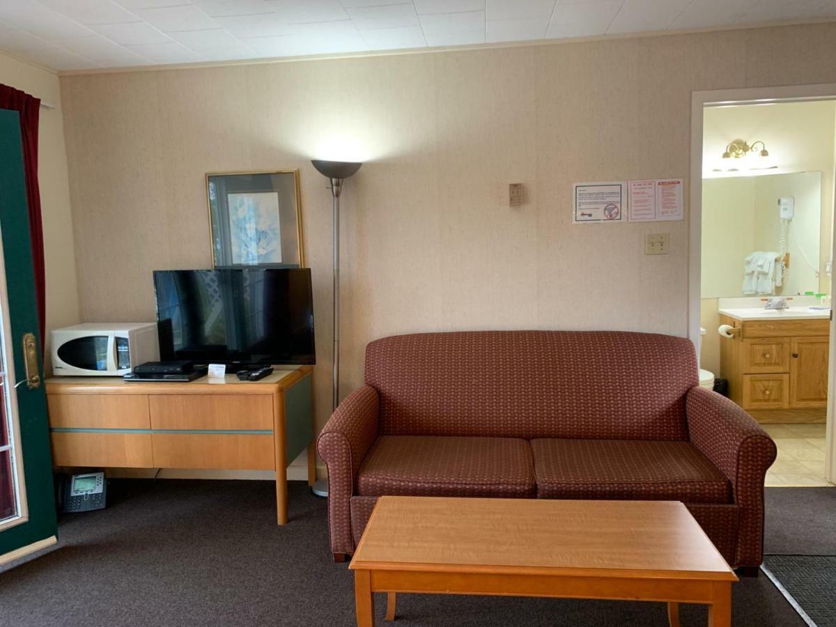 Algonquin Lakeside Inn Dwight Екстер'єр фото